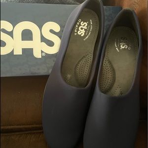 SAS navy slip on